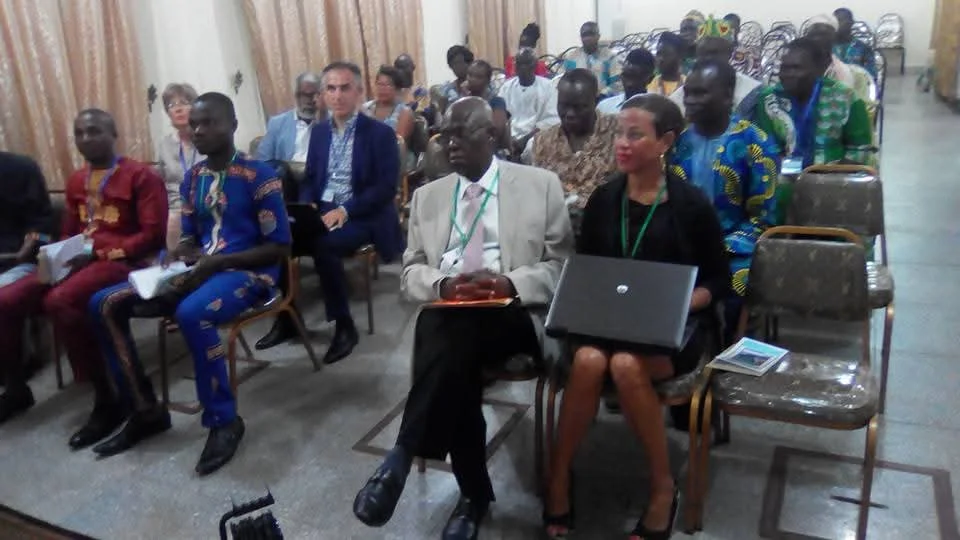 Public et participants d'un colloque de Symbole de l'Amitié au Bénin