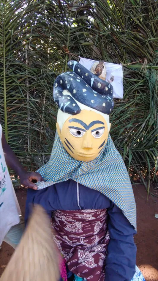 Masque et costume cérémoniel Guêlêdê au festival Hunwê