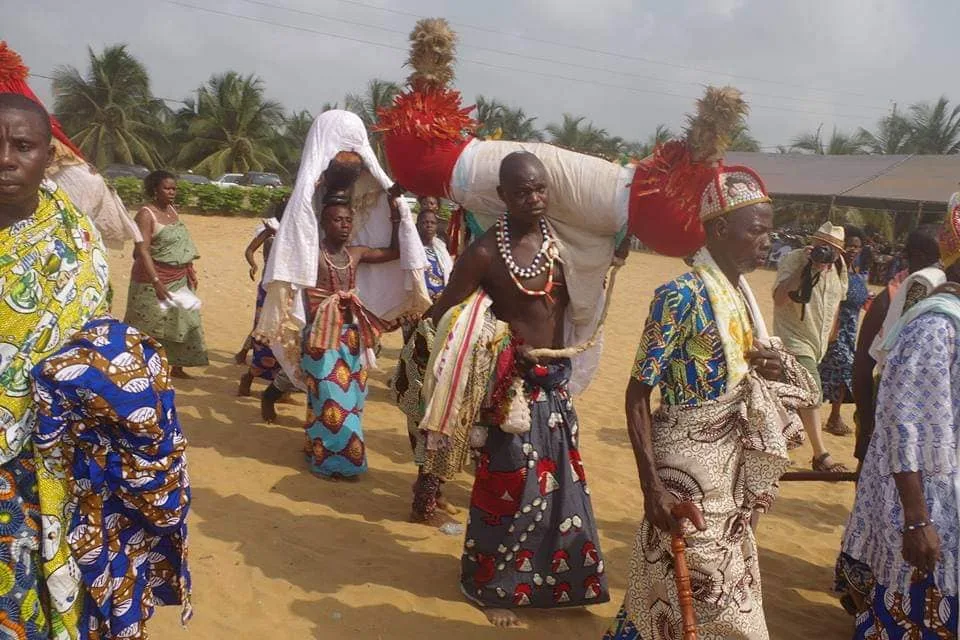 Danses rituelles et adeptes en tenue lors du festival Hunwê