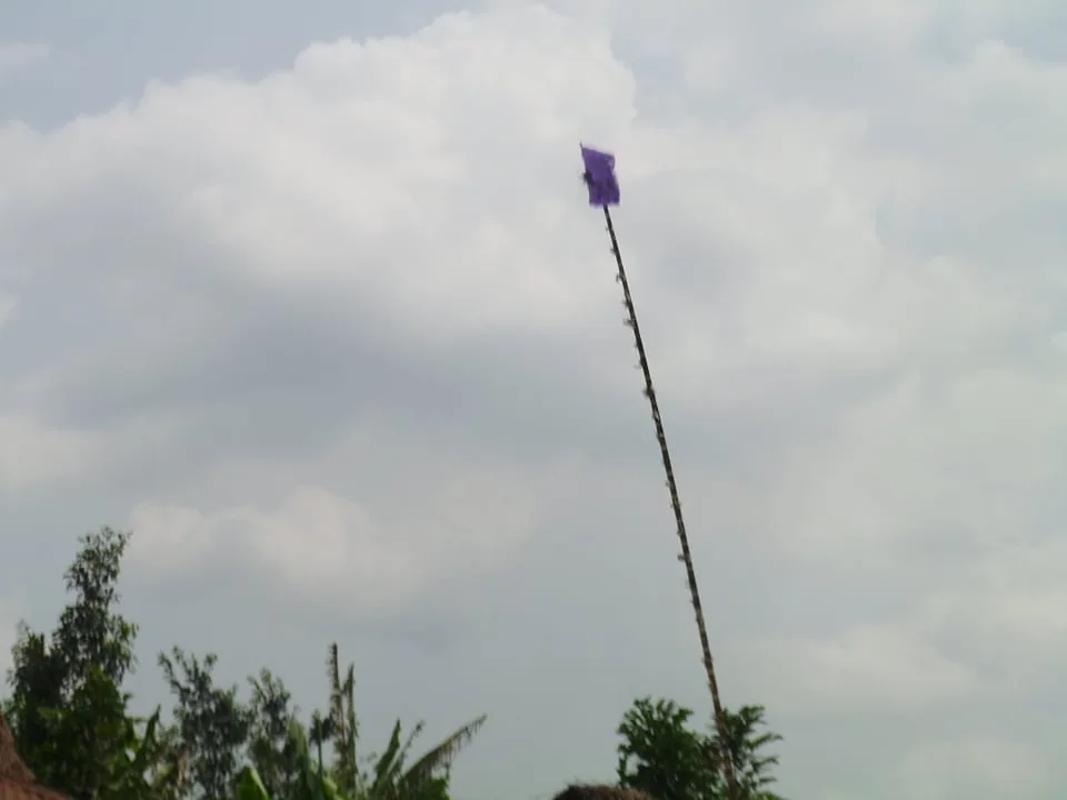 Drapeau de Shango (Xêfiosso) dressé au-dessus du couvent au Bénin