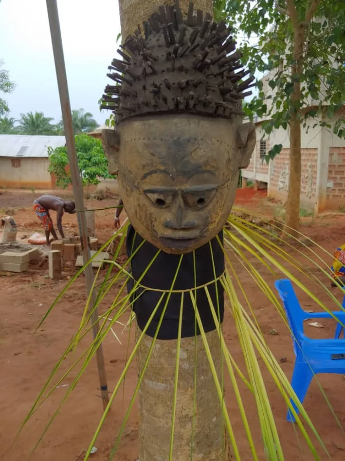 Masque Guêlêdê sculpté, portrait d'un déporté, au mausolée HAKHÔ